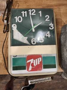 lot 44546 image: Vintage 7up Clock