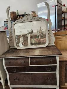 lot 44559 image: Antique 5 Drawer Wood Dresser