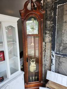 lot 44570 image: 7ft Howard Miller Antique Grandfather Clock