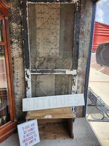lot 44571 image: Lot Of Assorted Items, Including Screen Door