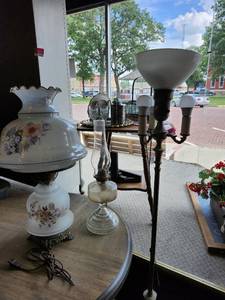 lot 44572 image: Lot Of 3 Antique Lamps