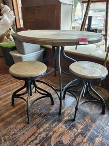 lot 44573 image: Adjustable Table And 2 Stools