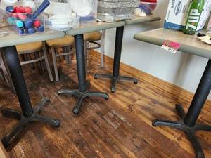 lot 44577 image: Lot Of 5 Dining Tables WSingle Base