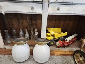 lot 44584 image: Contents Of Shelf, Including Vintage Tonka Trucks And More