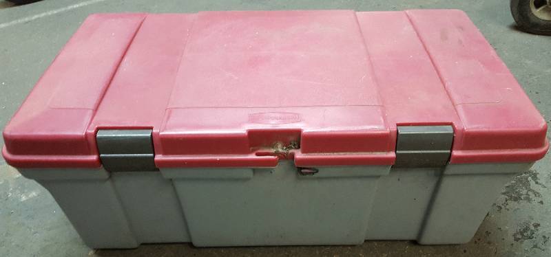 lot 5576 image: Quality built 32 X 17 X 12 deep hinged lid Rubbermaid waterproof storage box