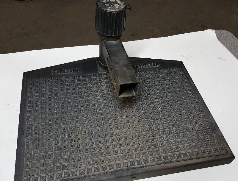 lot 5534 image: Pretty cool deal here as its made to slip in the 2 receiver trailer hitch and then swivel in or out