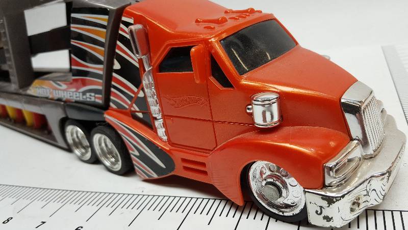 lot 5437 image: For the Hot Wheels collector that needs to haul his fleet.  In very nice condition.