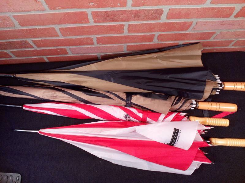 lot 9 image: Light Weight Golf Umbrellas With Logos