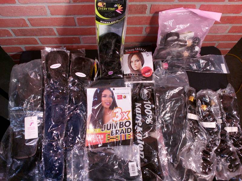 lot 11 image: Variety of Hair Extensions