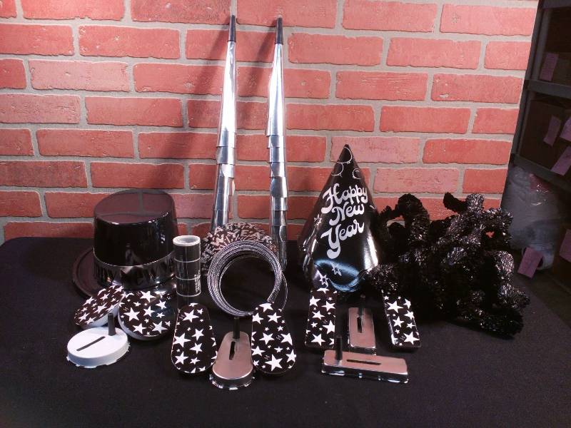 lot 71 image: Happy New Years Party Set