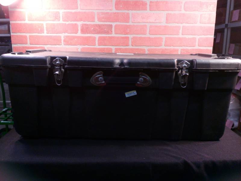 lot 98 image: Locking Plastic Storage Locker With Wheels