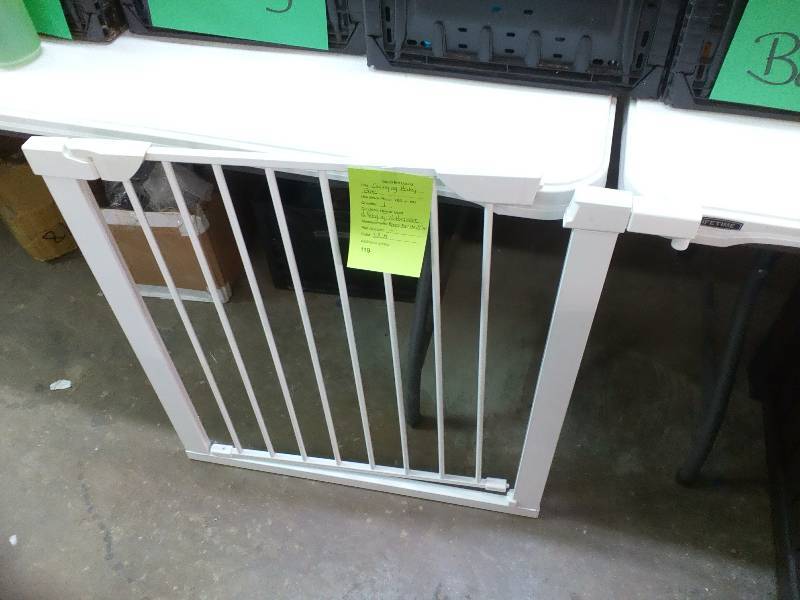 lot 119 image: Swinging Baby Gate