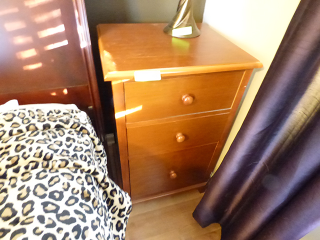 lot 1050 image: 3 Drawer Night Stand 18W 15D 31H