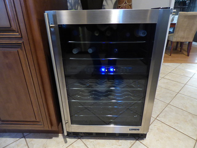 lot 1055 image: New Magic Chef Wine Cooler with 6 Shelves