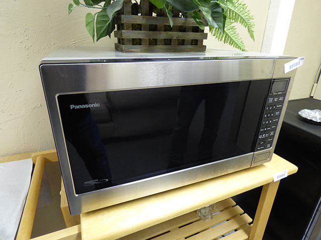 lot 1072 image: Panasonic Stainless Microwave works great