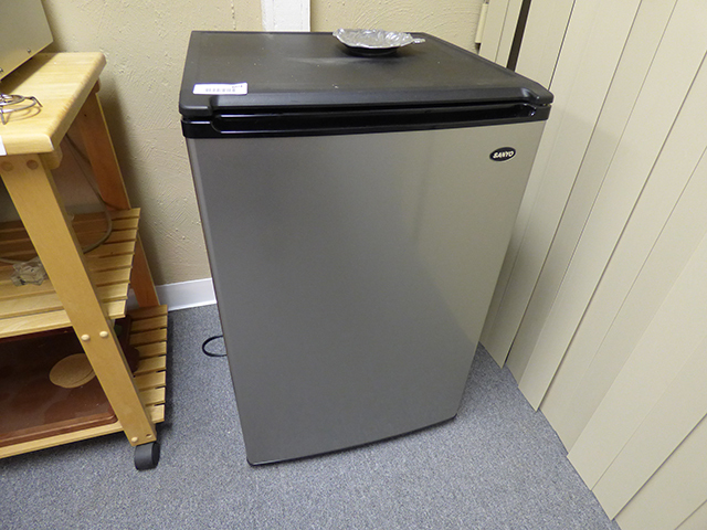 lot 1074 image: New Small Sanyo Stainless Fridge works great.