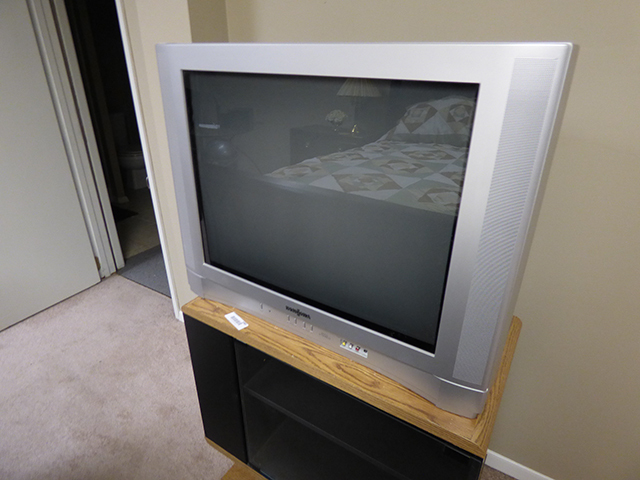 lot 1084 image: Insignia 27  TV works good