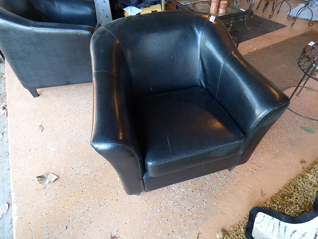 lot 1091 image: Leather Brown Barrel Chair 31 W