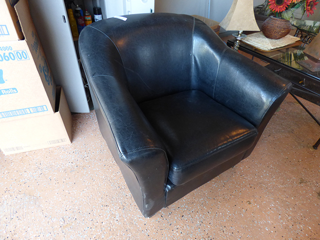 lot 1092 image: Leather Brown Barrel Chair 31 W