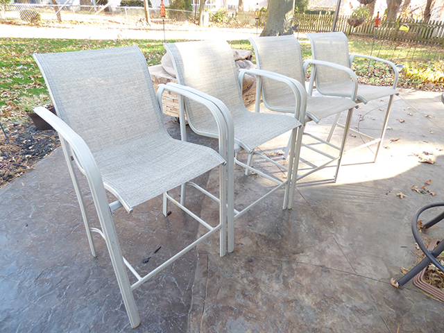 lot 1108 image: 4 Pub Patio Chair Set 28H