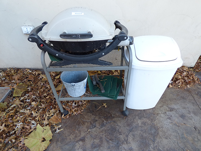 lot 1111 image: Weber Propane Grill with Cart and Tools works grear.