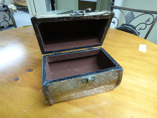 lot 1141 image: Deco Chest