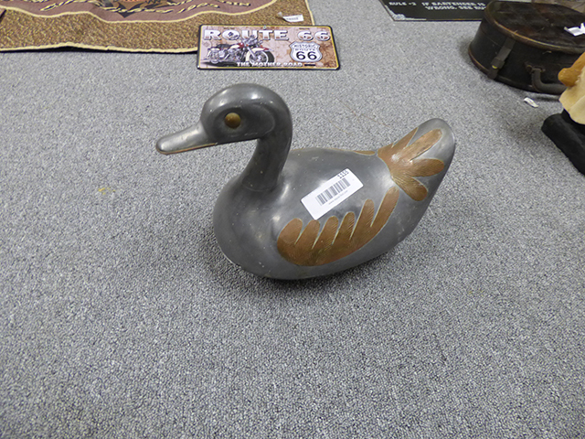 lot 1155 image: Decorator Puter Duck opens top