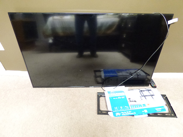 lot 1159 image: 55 Hisensa Smart TV with Wall Mount and Remote - Great working condition