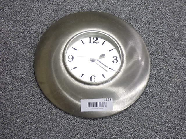 lot 1162 image: Battery Operated Metalic Clock
