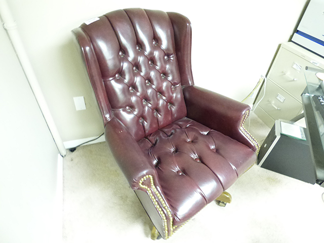 lot 1177 image: Hi Back Button Tuck Leather Office Chair 40 H x 20 W