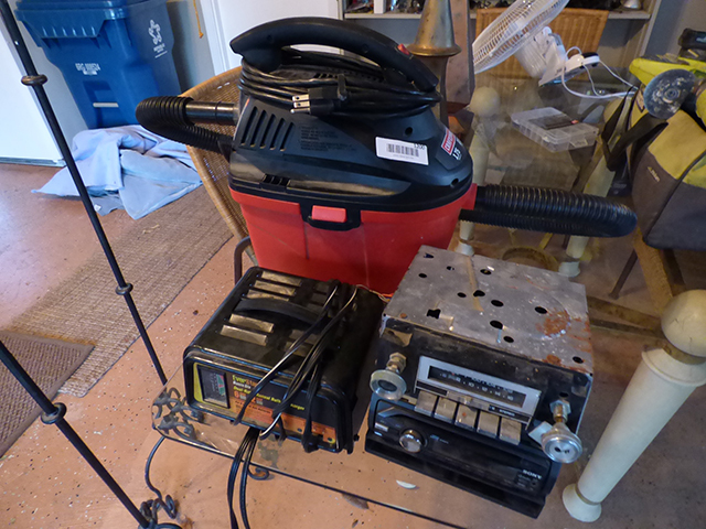 lot 1200 image: Battery Charge Small Shopvac CD Player Radio for Early 80s Truck Radio