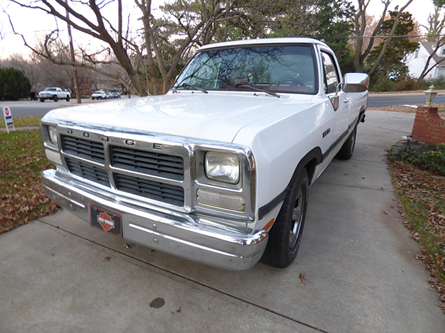 lot 1219 image: 1993 Dodge Ram 150 4.7 Long bed Newer paint job motor rebuild few years ago with transmission  new PS pump brakes Rotors with 17  tires and wheels with Gas shocks etc..