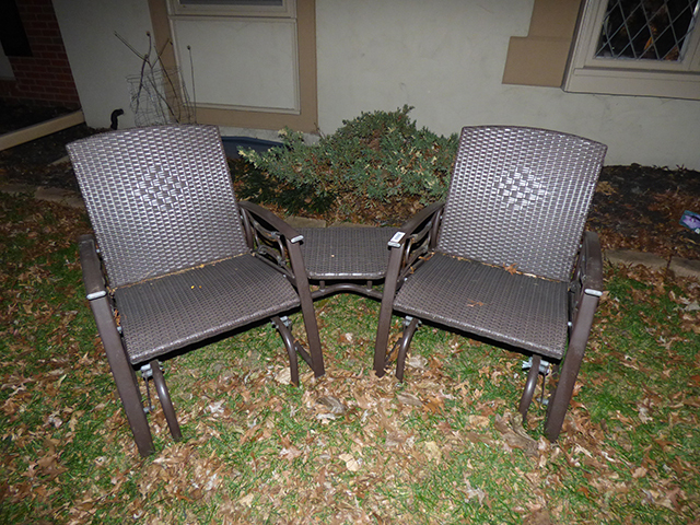 lot 1222 image: Dual Rocker W Center TBL Wicker Lace. Nice