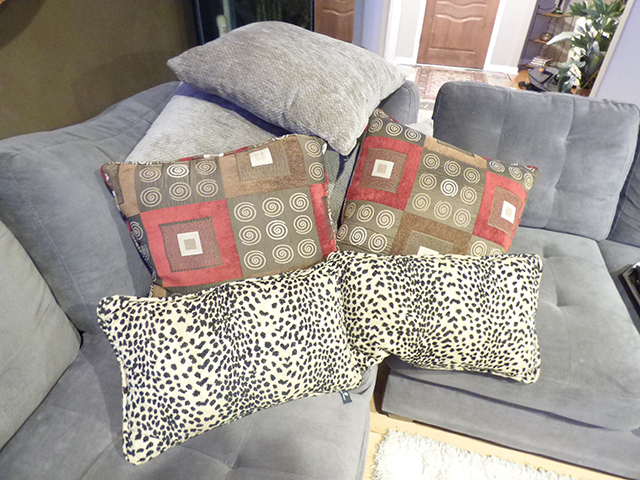 lot 1229 image: 7 piece Deco Pillow Set (Leopard Print)