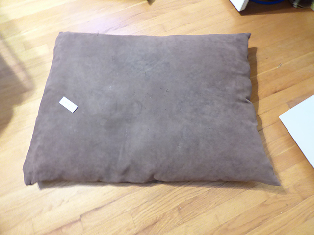 lot 1230 image: New Pet Beds with Pull out Lining 33 x 24