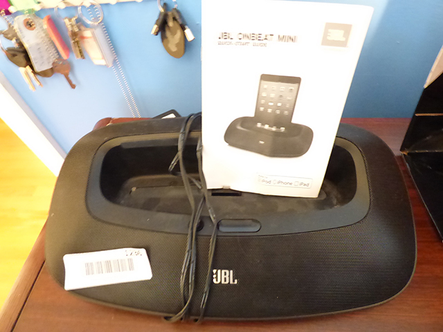lot 1236 image: New JBL Onbeat Mini IphoneIpadIpod SpeakerCharger