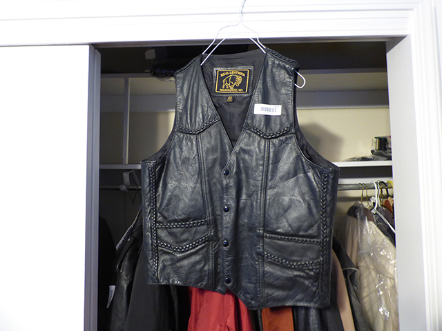 lot 1247 image: Mens Black Leather Vest with pockets Custom Dragon patch - Size 42