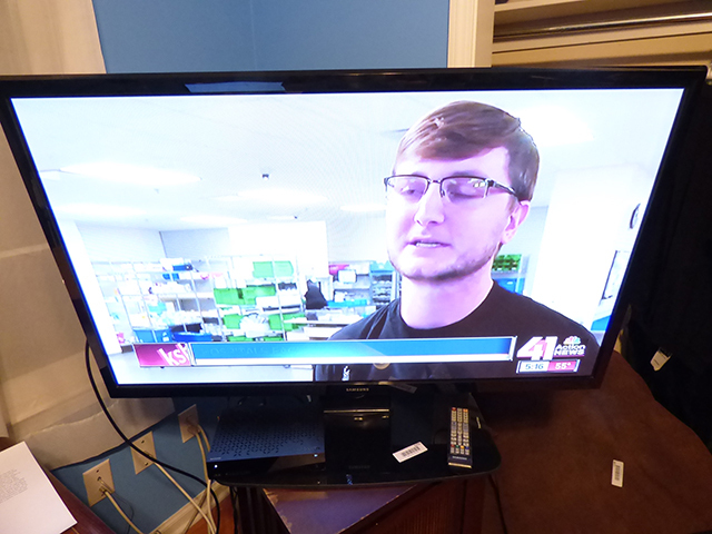 lot 1252 image: Samsung HD 43 720 Plasma TV with Stand and Bracket  Remote Like New