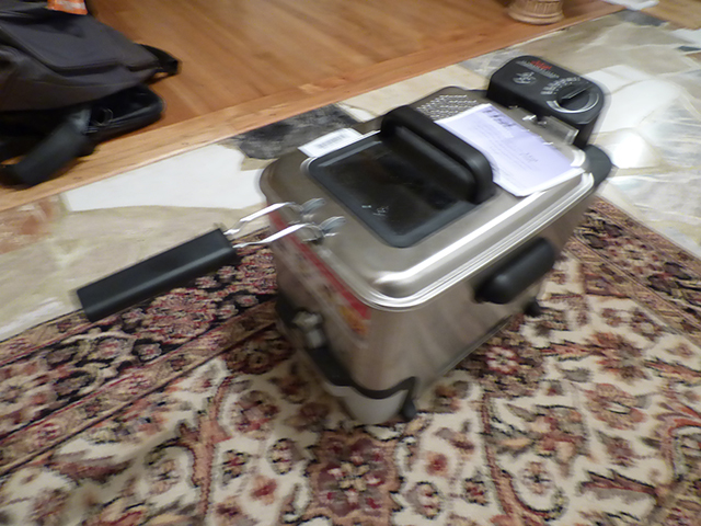 lot 1263 image: Brand New T-Fal Deep Fryer - EZ clean