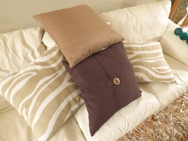 lot 1267 image: 4 Deco Pillows 18 x 18