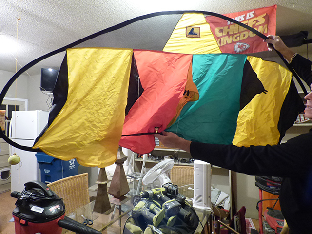 lot 1272 image: Play Hut Magic Kite 72 L 34 D with carrying case.