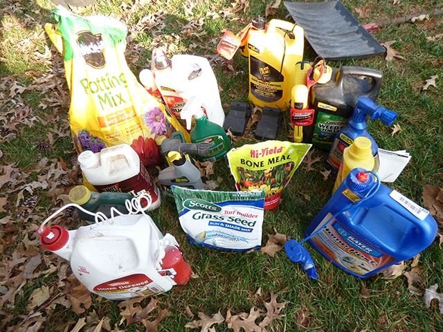 lot 1303 image: Home Pest Products - 12 Bottles with Seed Weed Killer, 2 Rat TrapsGround Squirrels