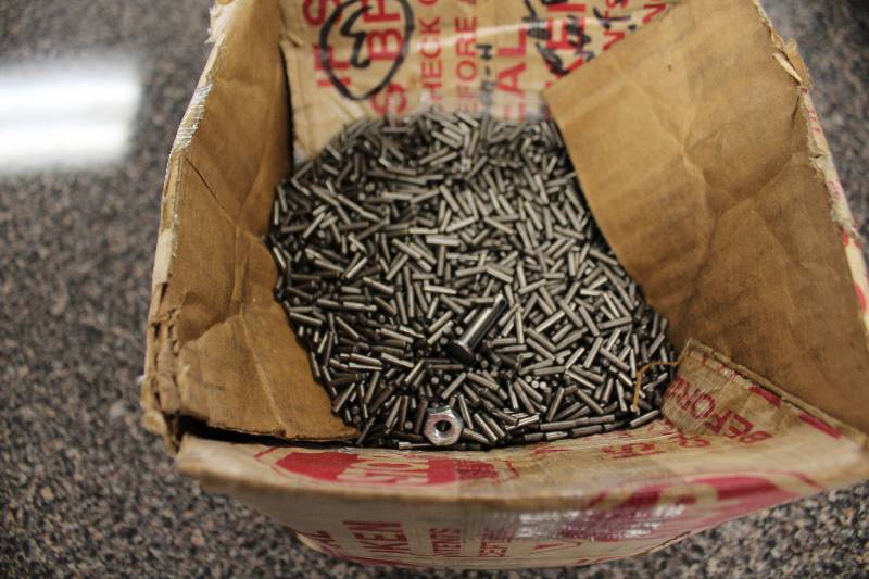 lot 4032 image: 26 pound box of extractor roll pins