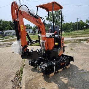 lot 3099 image: Unused AGT 1 Ton Mini Excavator QH12R (Orange)