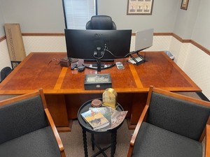 lot 7500 image: Office Furniture  Desk w Credenza