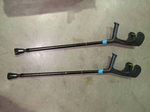 lot 18526 image: Forearm Crutches, Adjustable Crutches for Adults, Lightweight Crutches for Adults with Cuffs,Suitable for Adults with Leg Injury, BlackBlue (Pair)