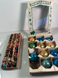 lot 124 image: Vintage Christmas Ornaments Shiny Brite Small Glass