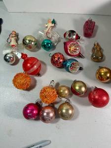 lot 127 image: Vintage Lot of Shiny Brite Other Ornaments