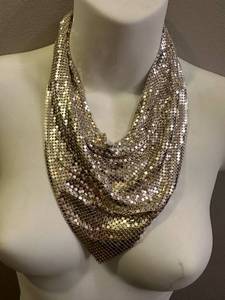 lot 134 image: 1970s Whiting & Davis mesh scarf