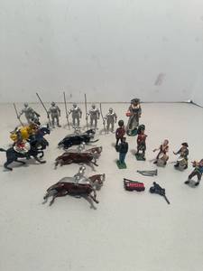 lot 152 image: Vintage Metal Knights, Soliders, Plastic Revolutionaries